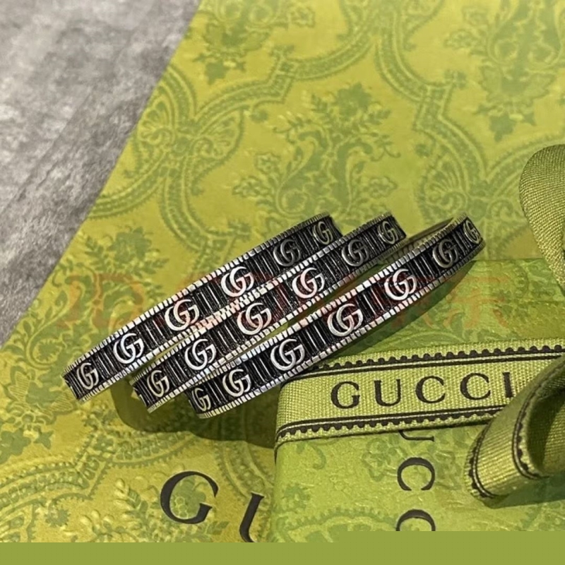 G*u*i bracelets
